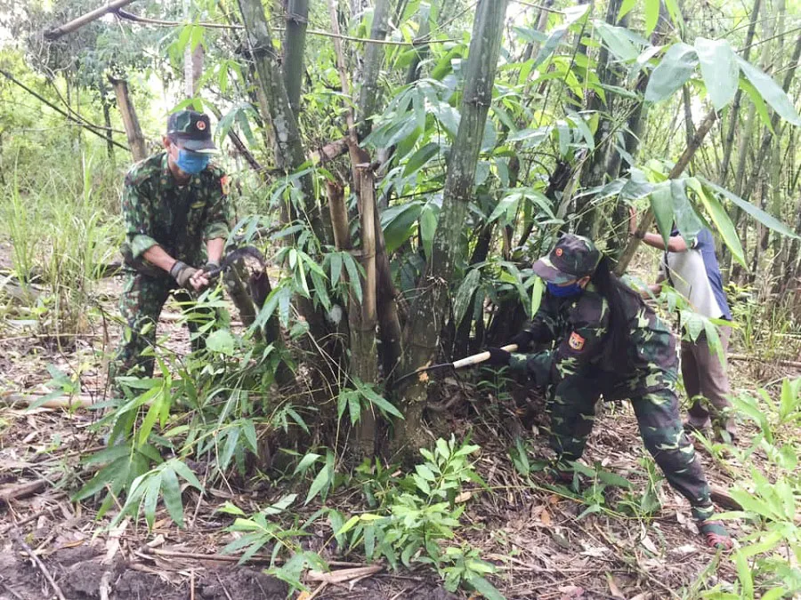 Tận dụng vật liệu tại chỗ, kiên cố chốt nơi tuyến đầu chống dịch ảnh 2