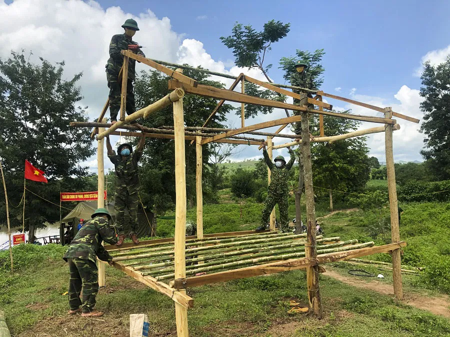 Tận dụng vật liệu tại chỗ, kiên cố chốt nơi tuyến đầu chống dịch ảnh 5