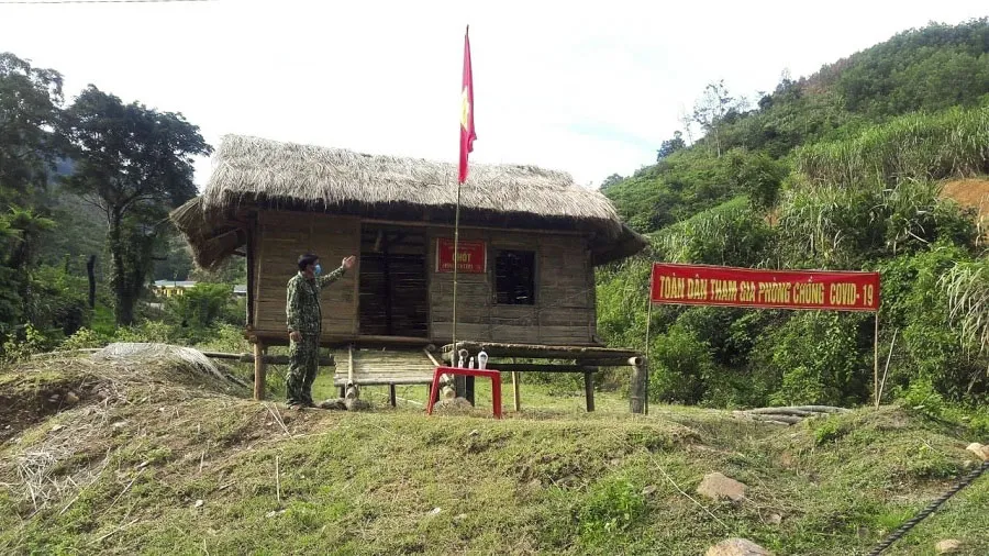 Tận dụng vật liệu tại chỗ, kiên cố chốt nơi tuyến đầu chống dịch ảnh 7