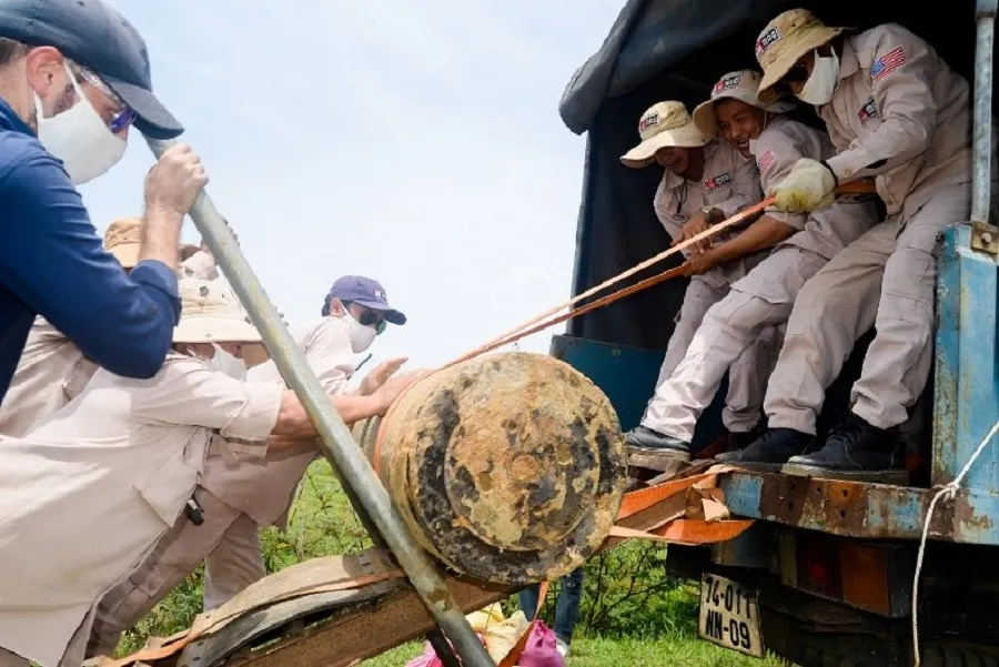 Di dời khẩn quả đạn pháo nặng gần 900kg  ảnh 1