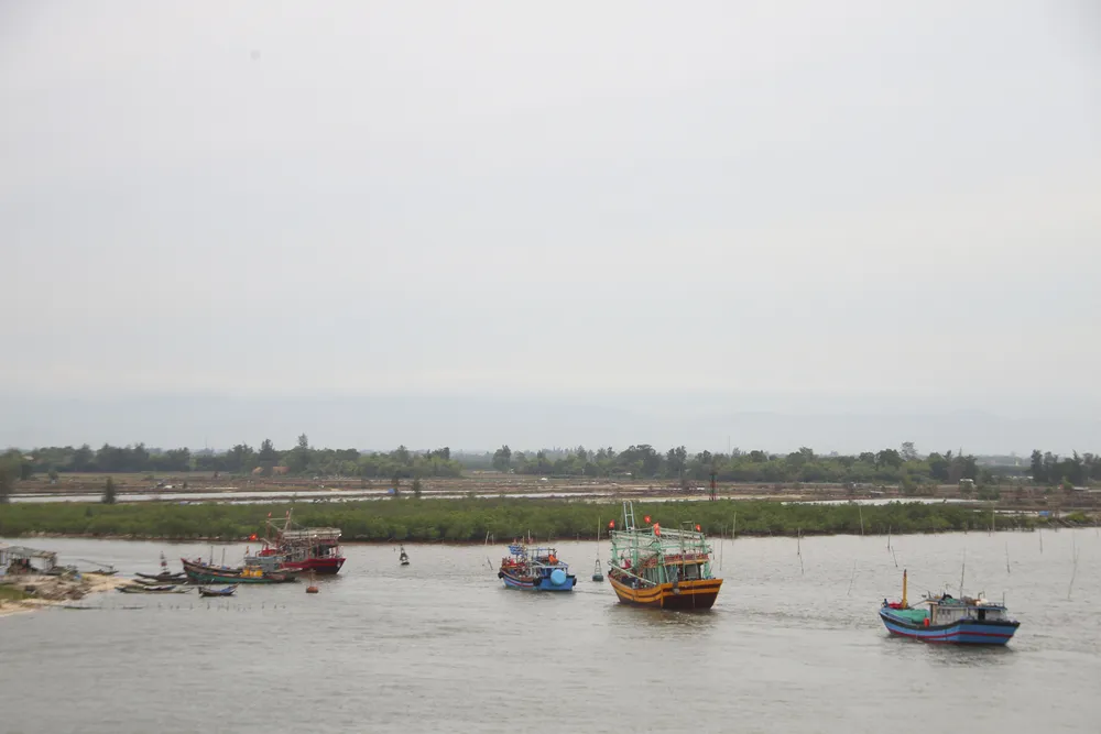 Quảng Trị cấm tàu thuyền ra khơi, cho học sinh nghỉ học để tránh bão số 5 ảnh 6