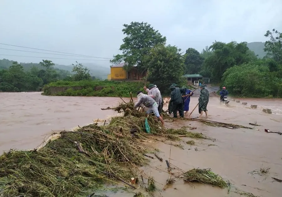 Bão số 5 gây lốc xoáy và mưa lớn nhiều nơi ảnh 37