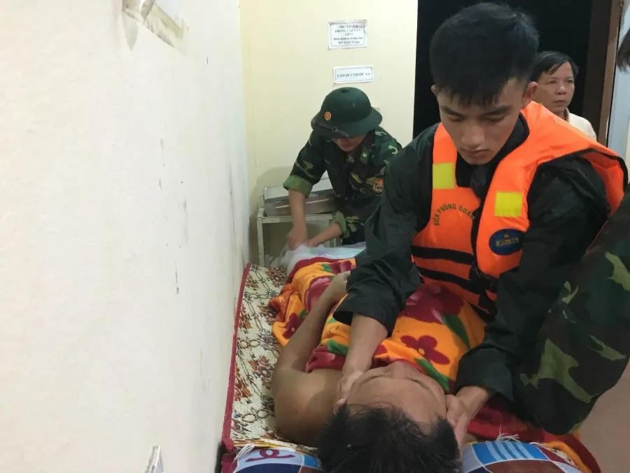 Quảng Trị: Cứu hộ thành công 7 thuyền viên trên hai tàu gặp nạn ảnh 1