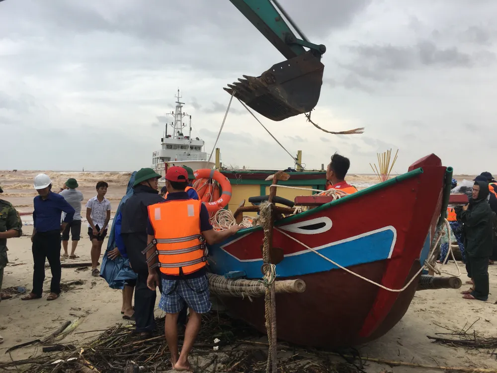 Khẩn trương cứu nạn 8 thuyền viên gặp nạn ở biển Quảng Trị ảnh 2