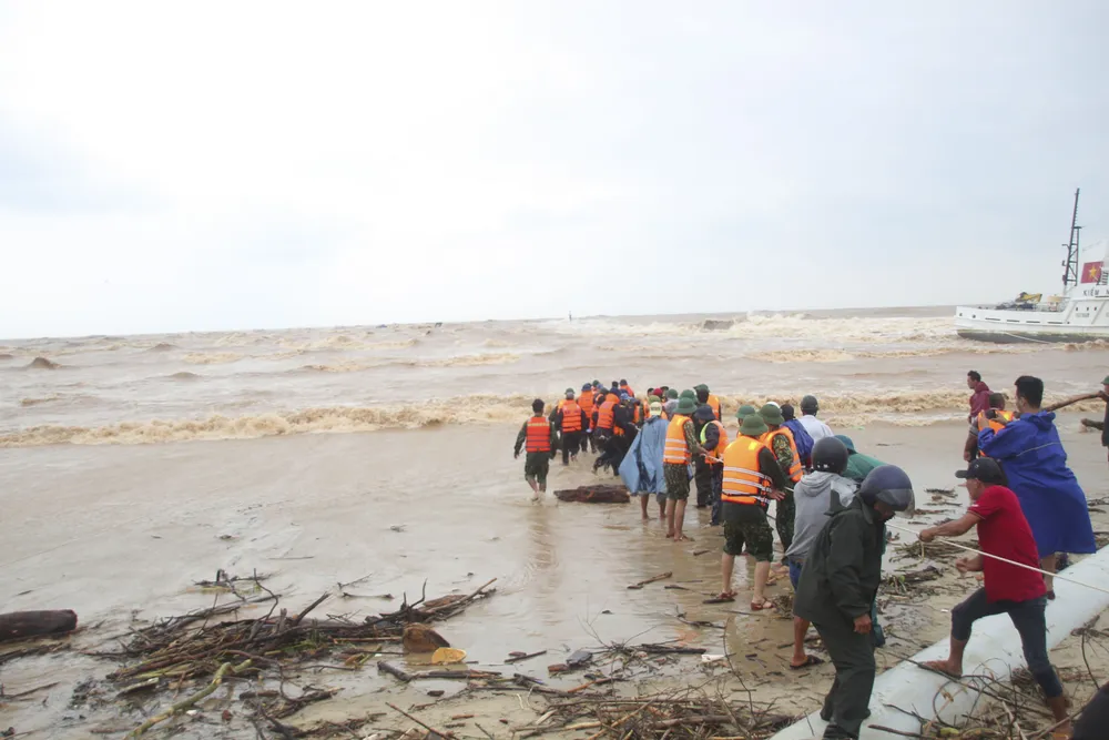 Tàu cá ngư dân bị sóng đánh chìm khi đang cứu nạn tàu Vietship 01 ảnh 1