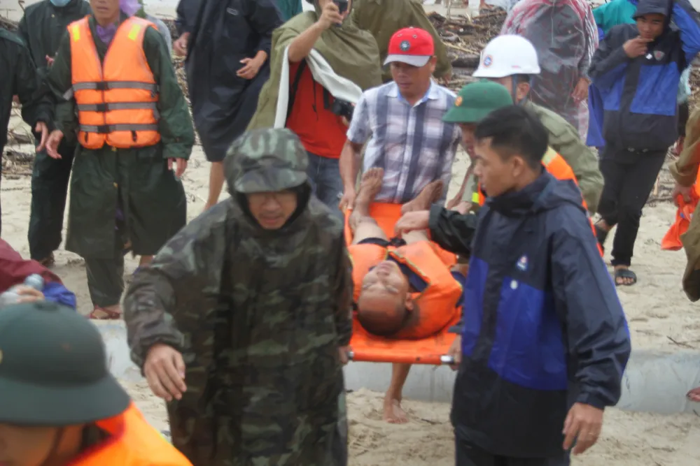 Vượt sóng dữ cứu người trên tàu mắc cạn ảnh 10