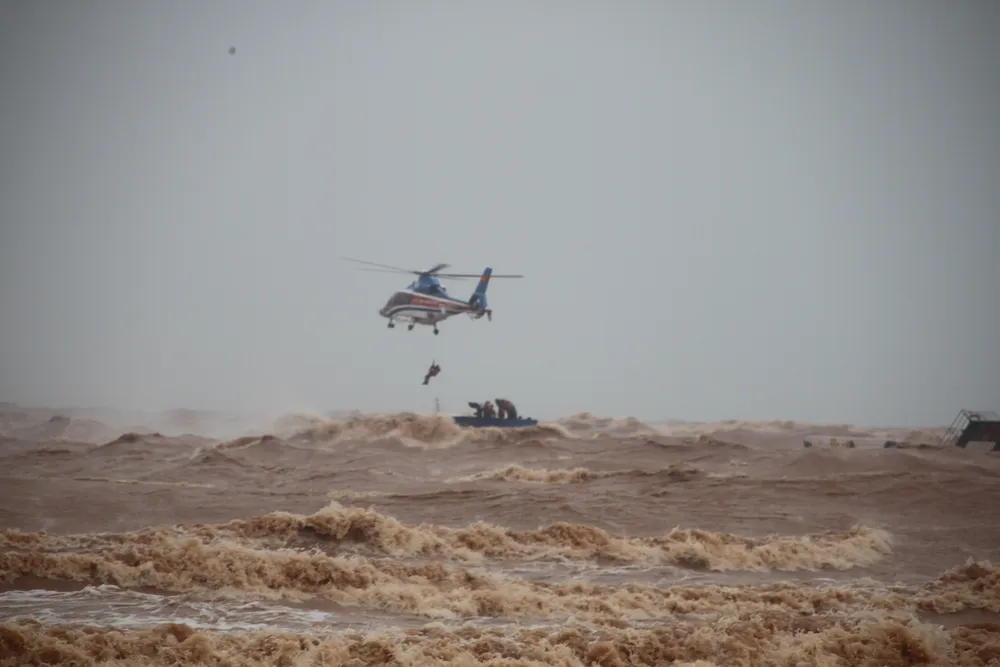 Vượt sóng dữ cứu người trên tàu mắc cạn ảnh 8