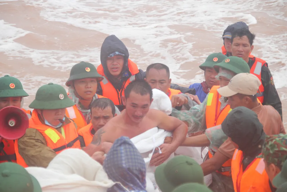 Vượt sóng dữ cứu người trên tàu mắc cạn ảnh 6