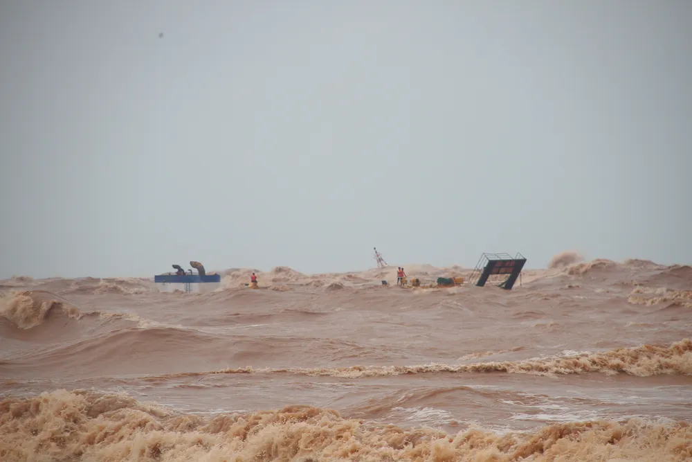 Gần 80 giờ chông chênh “giành” sự sống trên ống khói chiếc tàu chìm ảnh 1