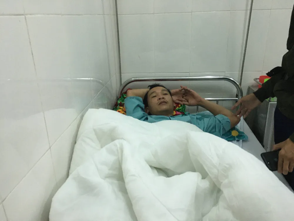 Gần 80 giờ chông chênh “giành” sự sống trên ống khói chiếc tàu chìm ảnh 2