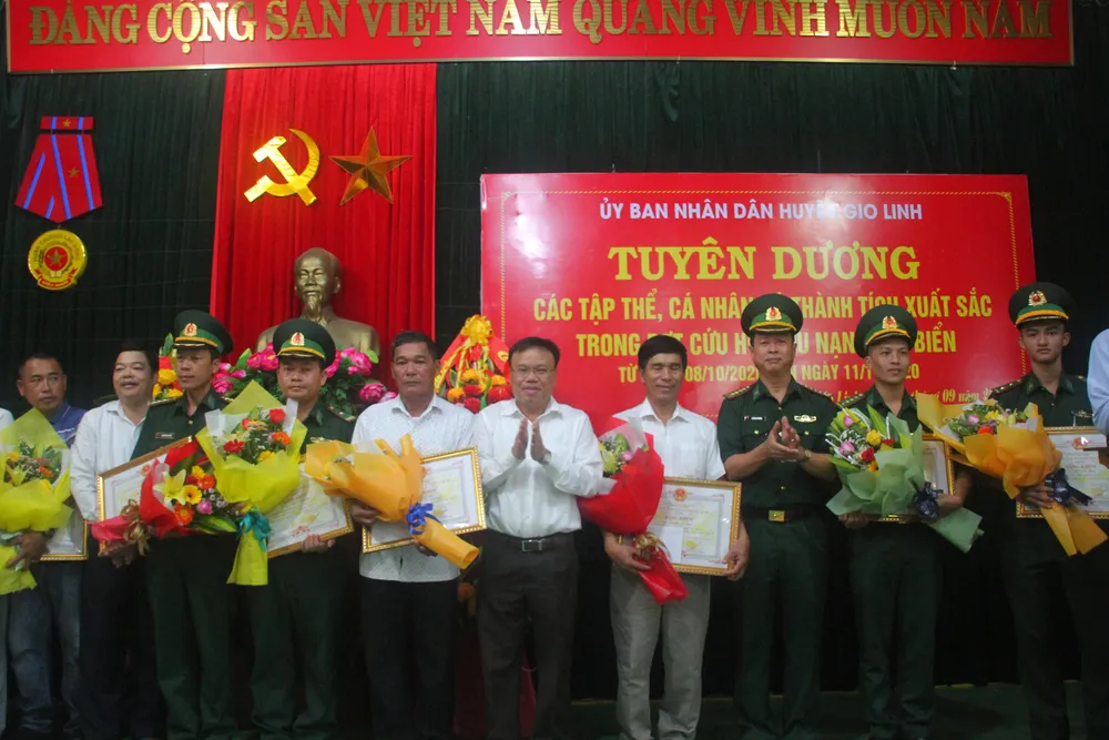 Gần 80 giờ chông chênh “giành” sự sống trên ống khói chiếc tàu chìm ảnh 3