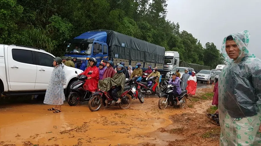 Miền núi Quảng Nam sạt lở nghiêm trọng, Quốc lộ 9 qua Quảng Trị bị ùn tắc ảnh 8