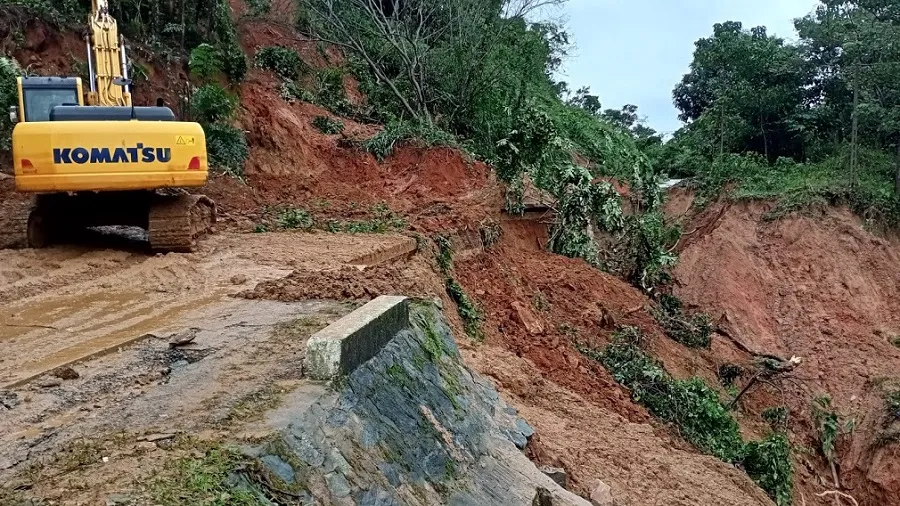 Trực thăng tiếp cận vùng bị cô lập ở Quảng Trị, đưa 2 người bị thương nặng ra ngoài ảnh 1