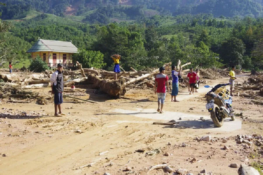 Quảng Trị: Hướng Việt tan hoang sau lũ, 2 lần thả hàng cứu trợ khẩn cấp bằng trực thăng ảnh 1