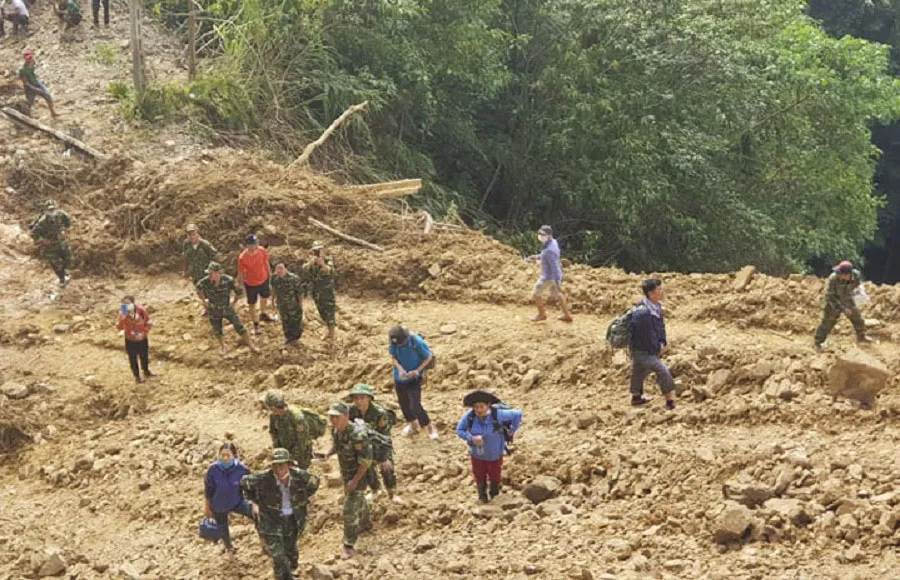 Quảng Trị: Hướng Việt tan hoang sau lũ, 2 lần thả hàng cứu trợ khẩn cấp bằng trực thăng ảnh 15