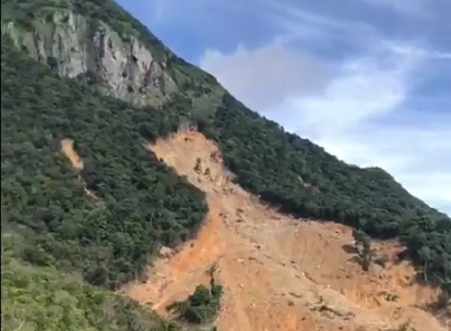 Quảng Trị di dời khẩn cấp người dân ra khỏi vùng có nguy cơ sạt lở cao ảnh 1