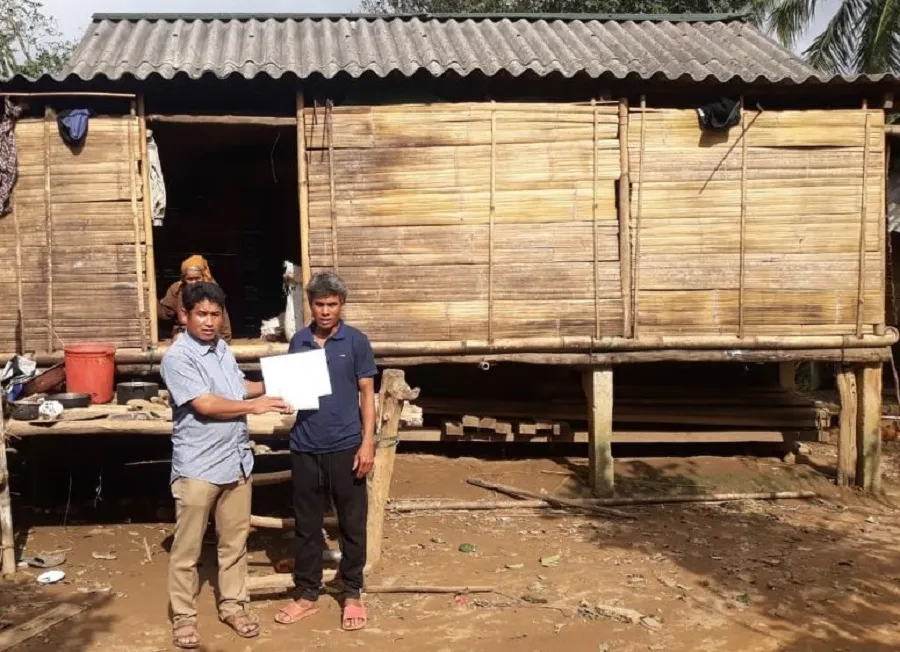 Tặng 10 triệu đồng cho vợ chồng nghèo tìm người trả lại khoản tiền bỏ quên trong quần áo hỗ trợ ảnh 1