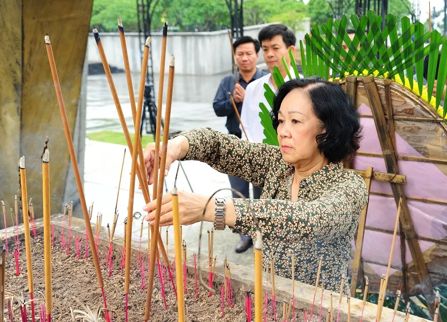 Trưởng Ban Dân vận Trung ương thăm hỏi, động viên người dân vùng lũ tỉnh Quảng Trị ảnh 2