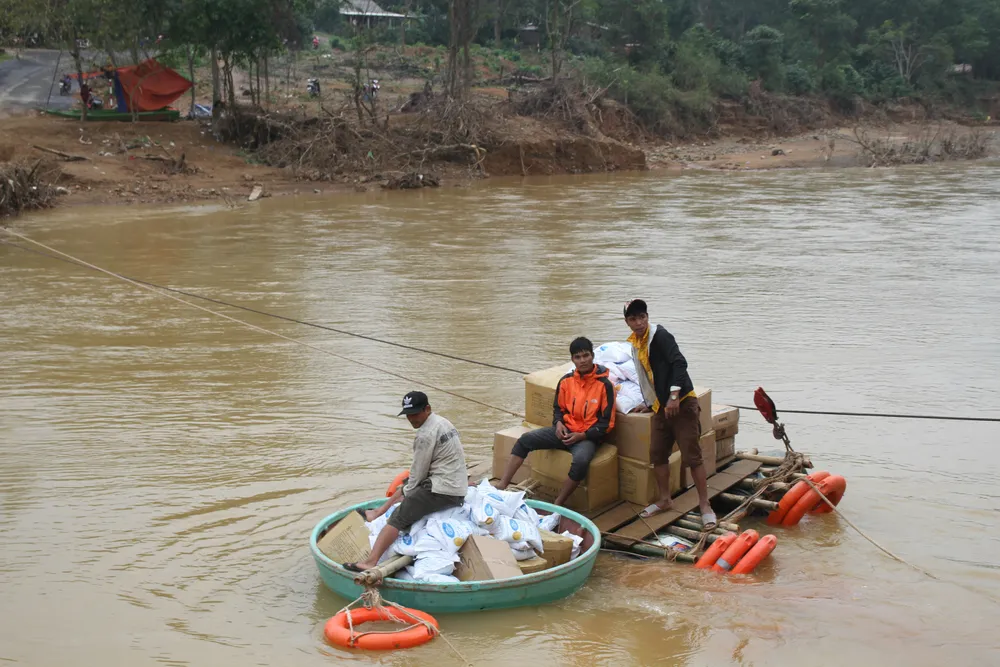 Dùng dây cáp và bè tạm vượt sông dữ trao quà cho người dân vùng lũ Quảng Trị ảnh 3