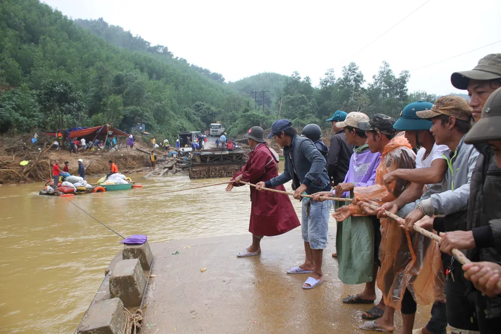 Dùng dây cáp và bè tạm vượt sông dữ trao quà cho người dân vùng lũ Quảng Trị ảnh 2
