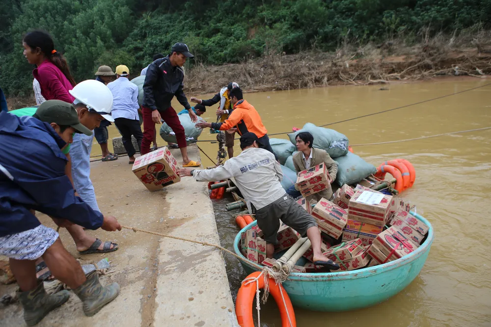 Dùng dây cáp và bè tạm vượt sông dữ trao quà cho người dân vùng lũ Quảng Trị ảnh 7