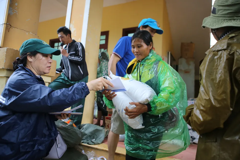 Dùng dây cáp và bè tạm vượt sông dữ trao quà cho người dân vùng lũ Quảng Trị ảnh 8