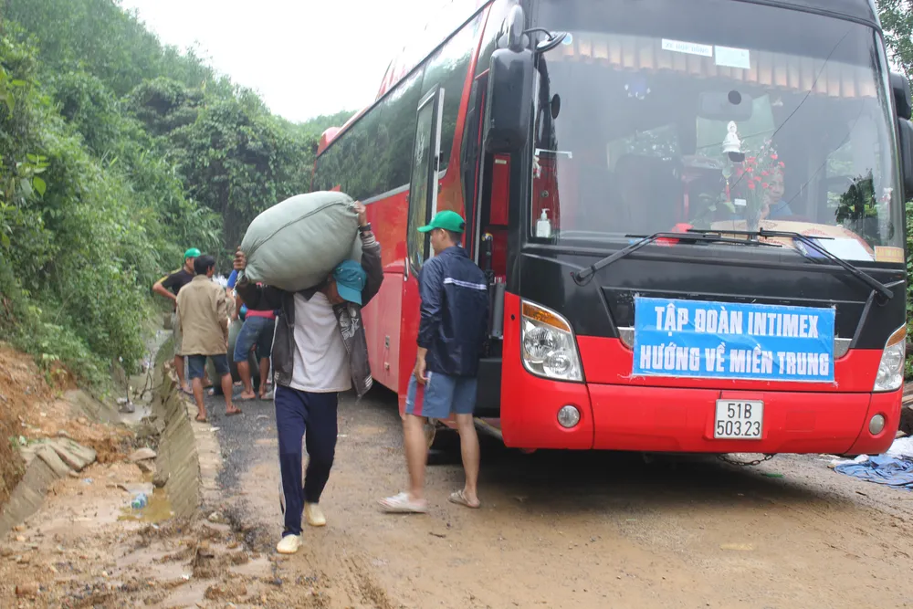 Dùng dây cáp và bè tạm vượt sông dữ trao quà cho người dân vùng lũ Quảng Trị ảnh 6