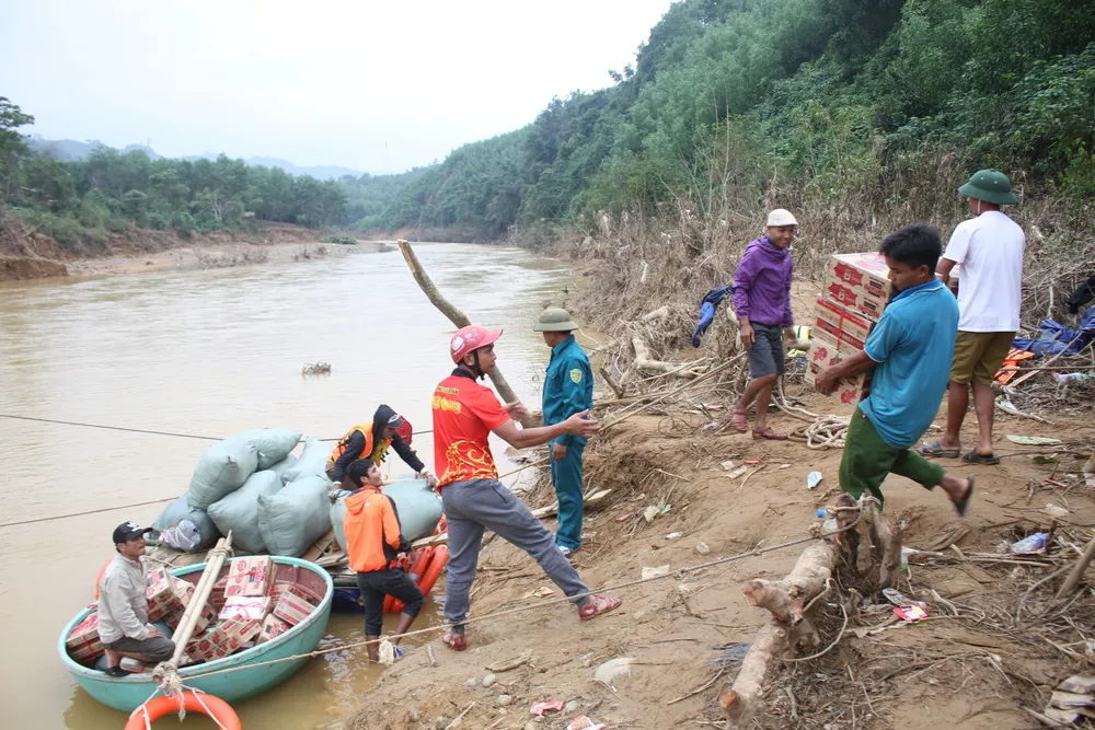 Dùng dây cáp và bè tạm vượt sông dữ trao quà cho người dân vùng lũ Quảng Trị ảnh 1