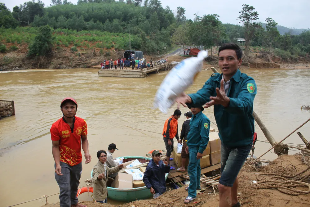 Dùng dây cáp và bè tạm vượt sông dữ trao quà cho người dân vùng lũ Quảng Trị ảnh 5
