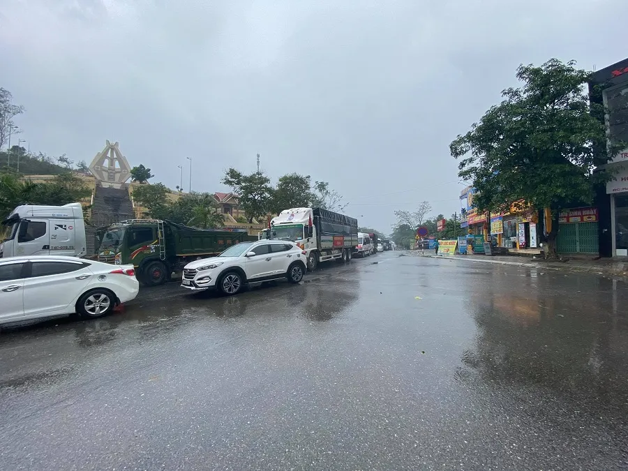 Ôtô tự tông vào lan can, giao thông ùn tắc hàng km trên quốc lộ 9 ảnh 1