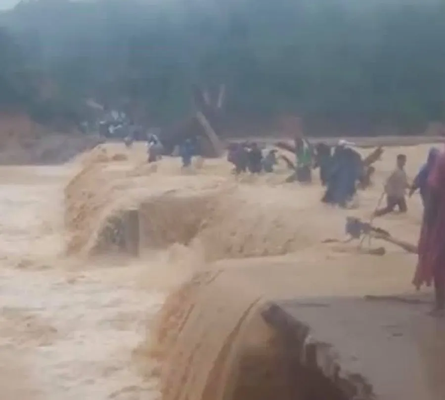 Clip người dân đi nhận hàng cứu trợ gặp lũ dữ, 3 phụ nữ suýt bị cuốn trôi  ảnh 1