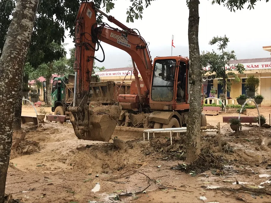 Hàng trăm thanh niên tình nguyện giúp người dân khắc phục hậu quả mưa lũ ảnh 3