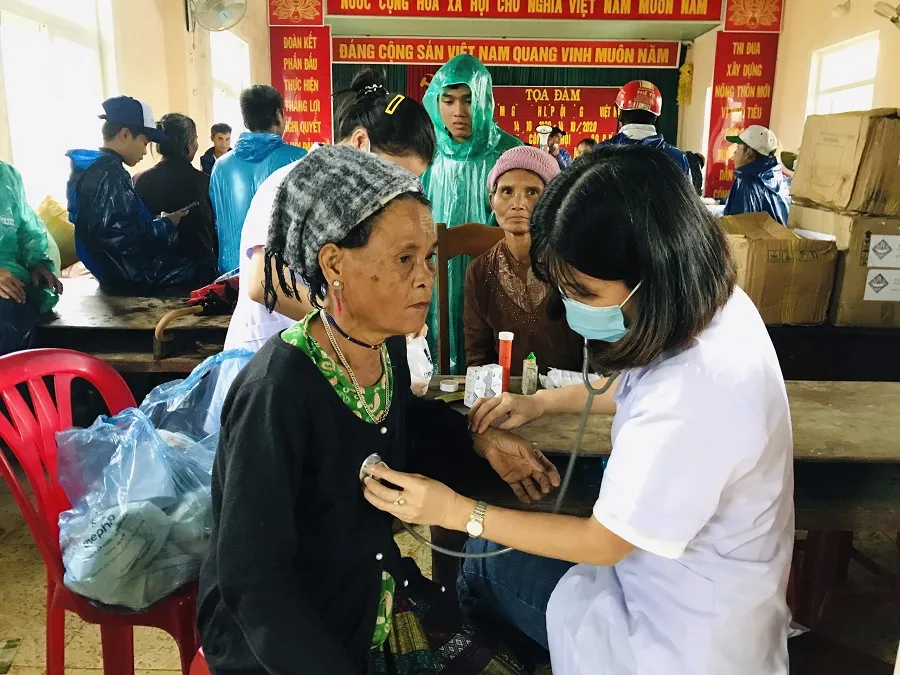 Hàng trăm thanh niên tình nguyện giúp người dân khắc phục hậu quả mưa lũ ảnh 4