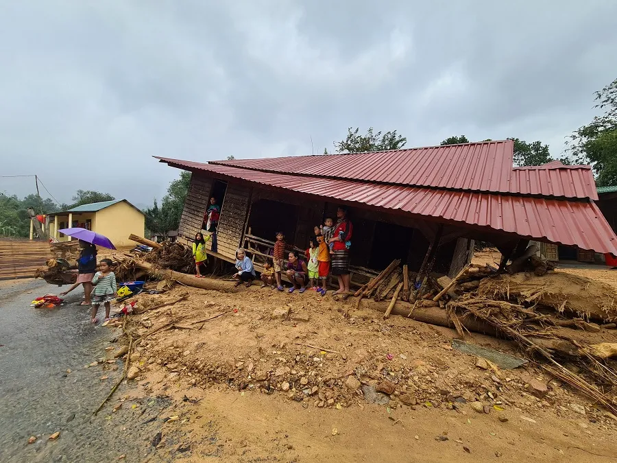 Hàng trăm thanh niên tình nguyện giúp người dân khắc phục hậu quả mưa lũ ảnh 1
