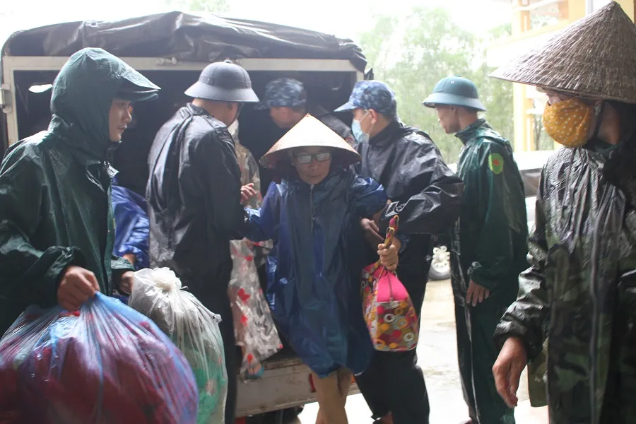 Di dời dân, chằng chống nhà cửa trước cơn bão số 13  ảnh 2