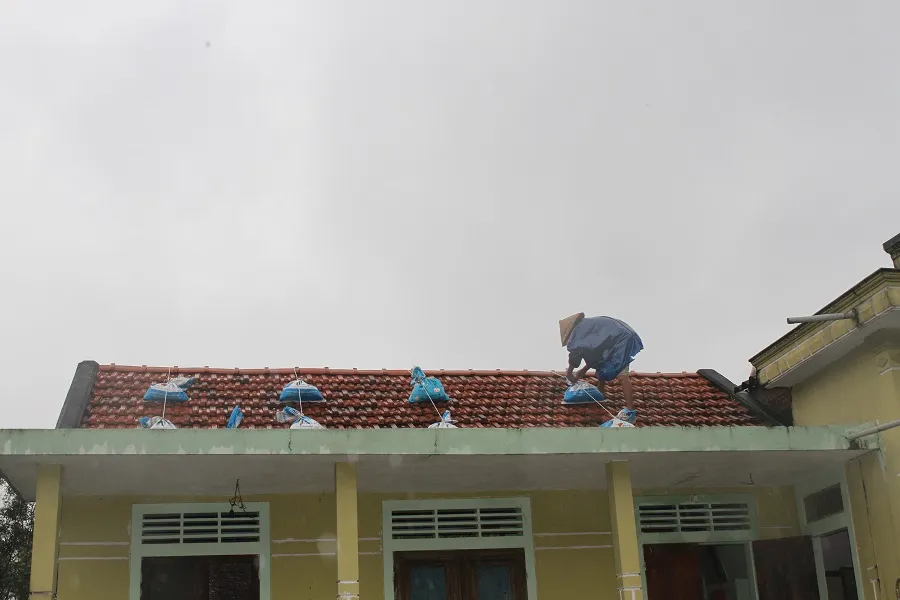 Di dời dân, chằng chống nhà cửa trước cơn bão số 13  ảnh 4