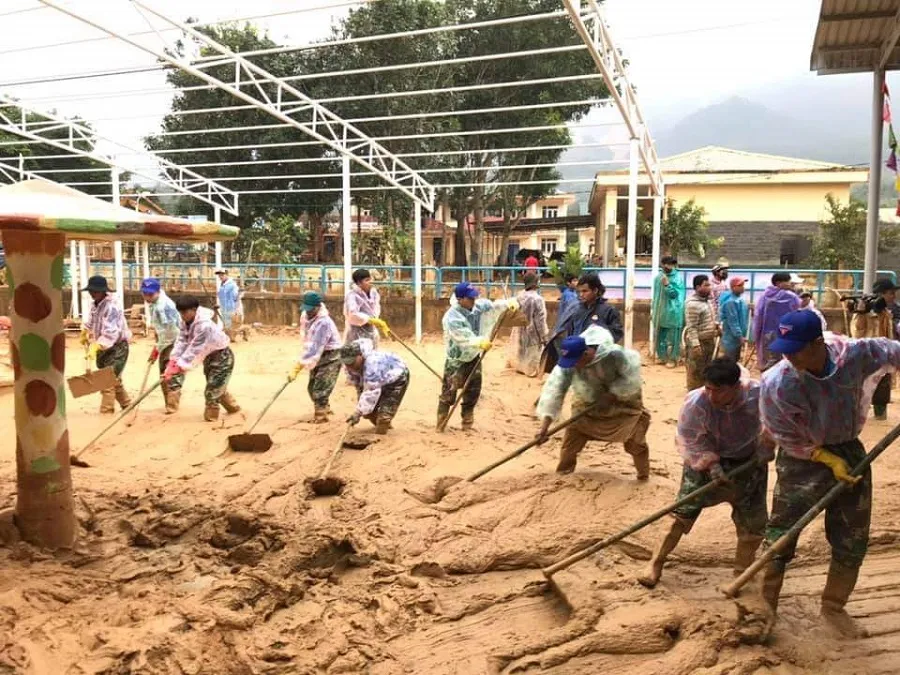 Sau một tháng trường ngập sâu trong bùn đất, học sinh xã Hướng Việt đi học trở lại ảnh 3