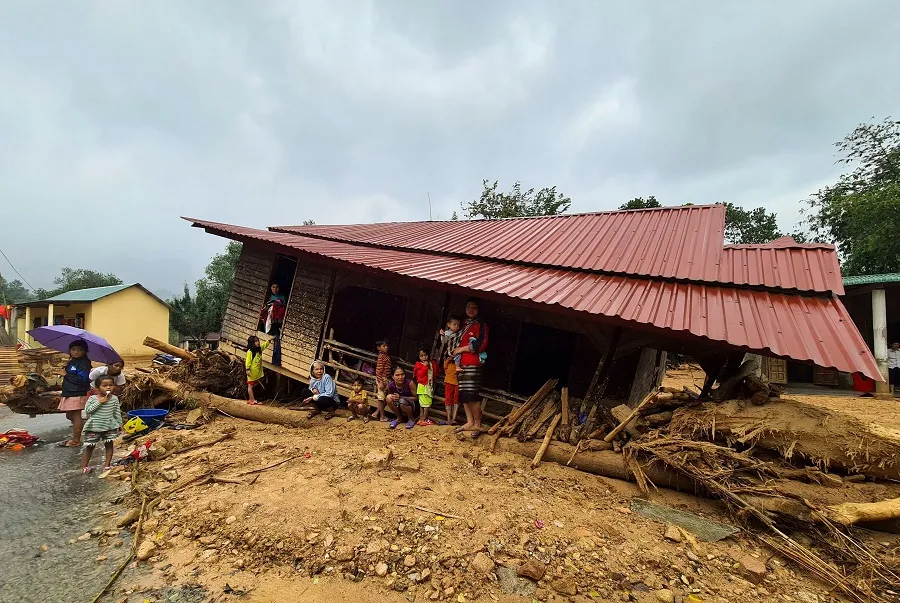 Sau một tháng trường ngập sâu trong bùn đất, học sinh xã Hướng Việt đi học trở lại ảnh 2