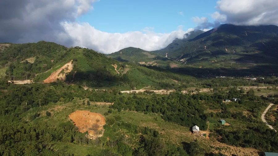 Người dân thấp thỏm sống bên những ngọn đồi chờ sạt lở ảnh 2