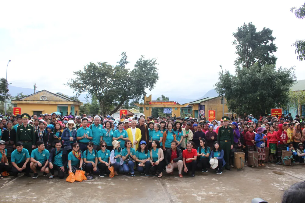 Quảng Trị: Tặng quà cho người dân hai bên biên giới Việt Nam - Lào bị ảnh hưởng bởi bão lũ  ảnh 1