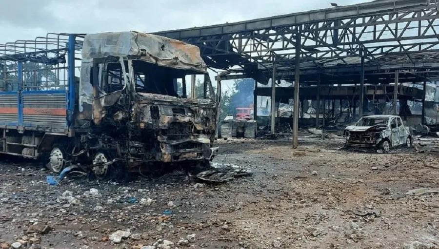 Xe chở hàng phát nổ gây cháy lớn tại khu vực biên giới Việt Nam - Lào ảnh 1