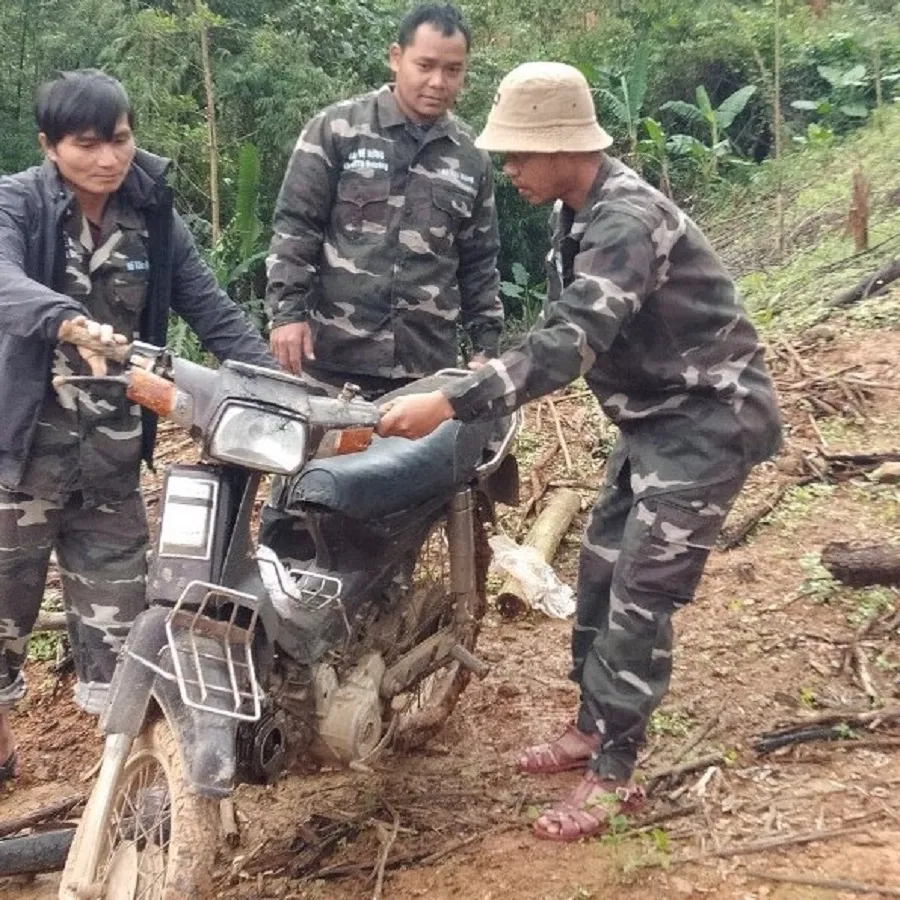 Nhóm đối tượng xông vào lán trực gây gổ, đập phá xe của cán bộ bảo vệ rừng ảnh 1
