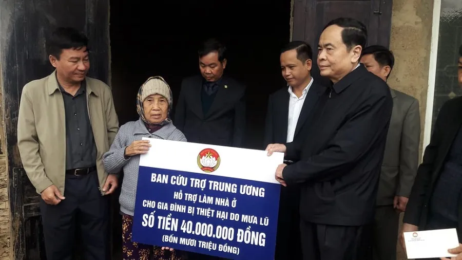 Chủ tịch Uỷ ban Trung ương MTTQ Việt Nam thăm, tặng quà người dân thiệt hại do bão lũ tại Quảng Trị ảnh 1
