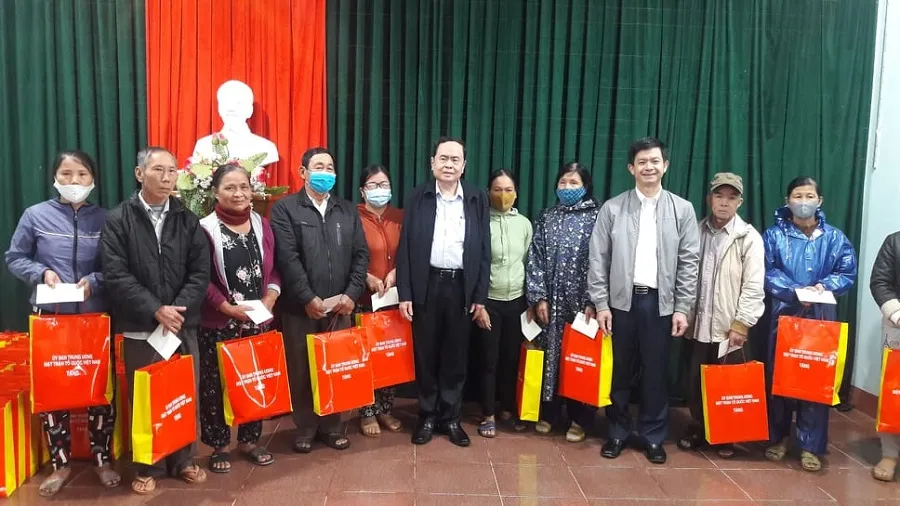 Đồng chí Trần Thanh Mẫn trao quà tặng cho các hộ khó khăn