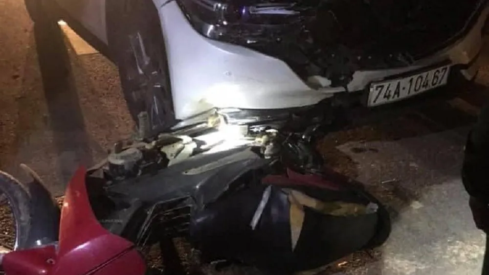 Tài xế say xỉn lái ô tô kéo lê xe máy trên đường ảnh 1