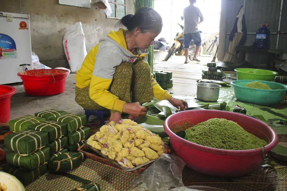 Làng nghề gói bánh chưng, bánh tét xanh như ngọc ảnh 5