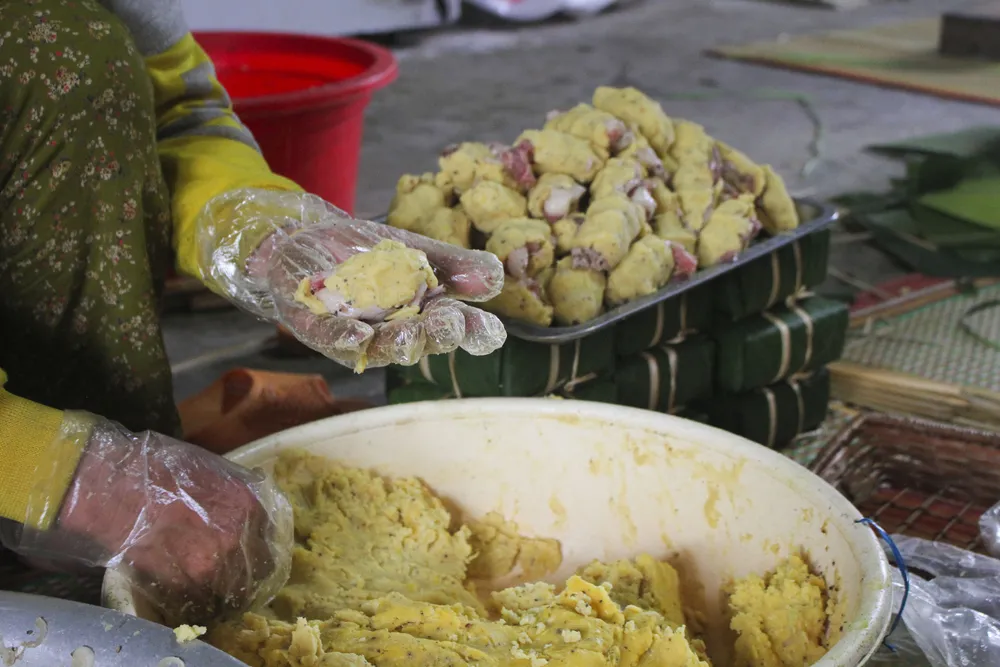 Làng nghề gói bánh chưng, bánh tét xanh như ngọc ảnh 7