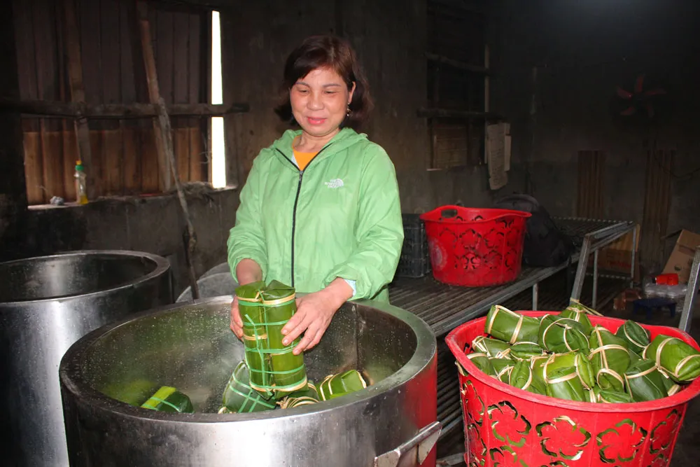 Làng nghề gói bánh chưng, bánh tét xanh như ngọc ảnh 4