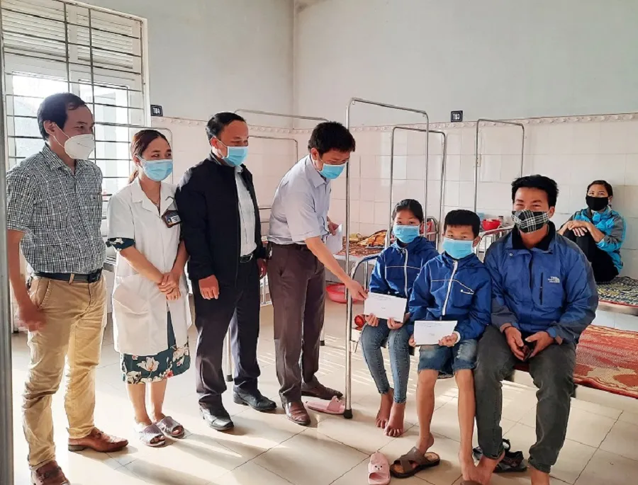 Vụ 18 học sinh nhập viện sau bữa trưa: Yêu cầu trường dừng hợp đồng với cơ sở cung cấp dịch vụ ăn uống ảnh 1