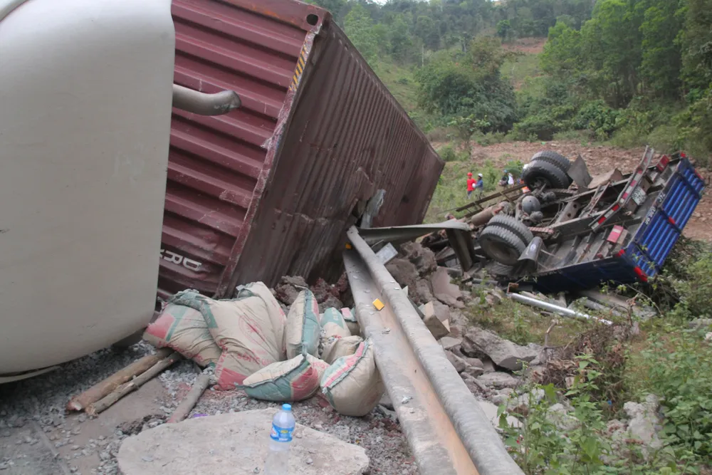 Xe đầu kéo mất lái gây tai nạn liên hoàn khiến nhiều người bị thương  ảnh 4